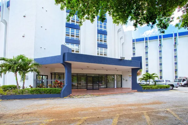 $284,999 | 9682 Fontainebleau Boulevard, Unit 503, Miami, FL 33172