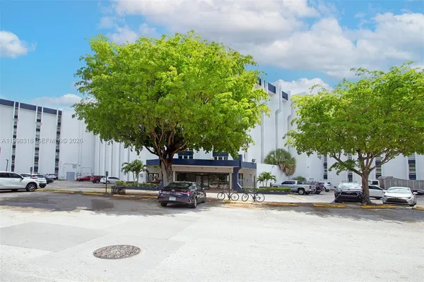 $284,999 | 9682 Fontainebleau Boulevard, Unit 503, Miami, FL 33172