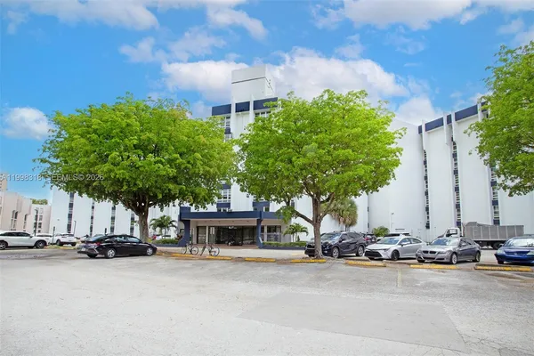 $284,999 | 9682 Fontainebleau Boulevard, Unit 503, Miami, FL 33172