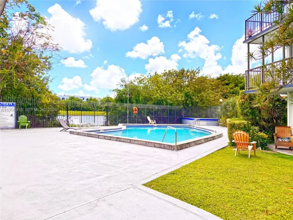 $284,999 | 9682 Fontainebleau Boulevard, Unit 503, Miami, FL 33172