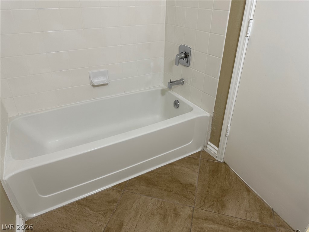 7255 West Sunset Road, Unit 2078 Las Vegas, NV 89113 - Photo 15 of 34 Clean white bathtub offers a refreshing sanctuary for unwinding after a long day.