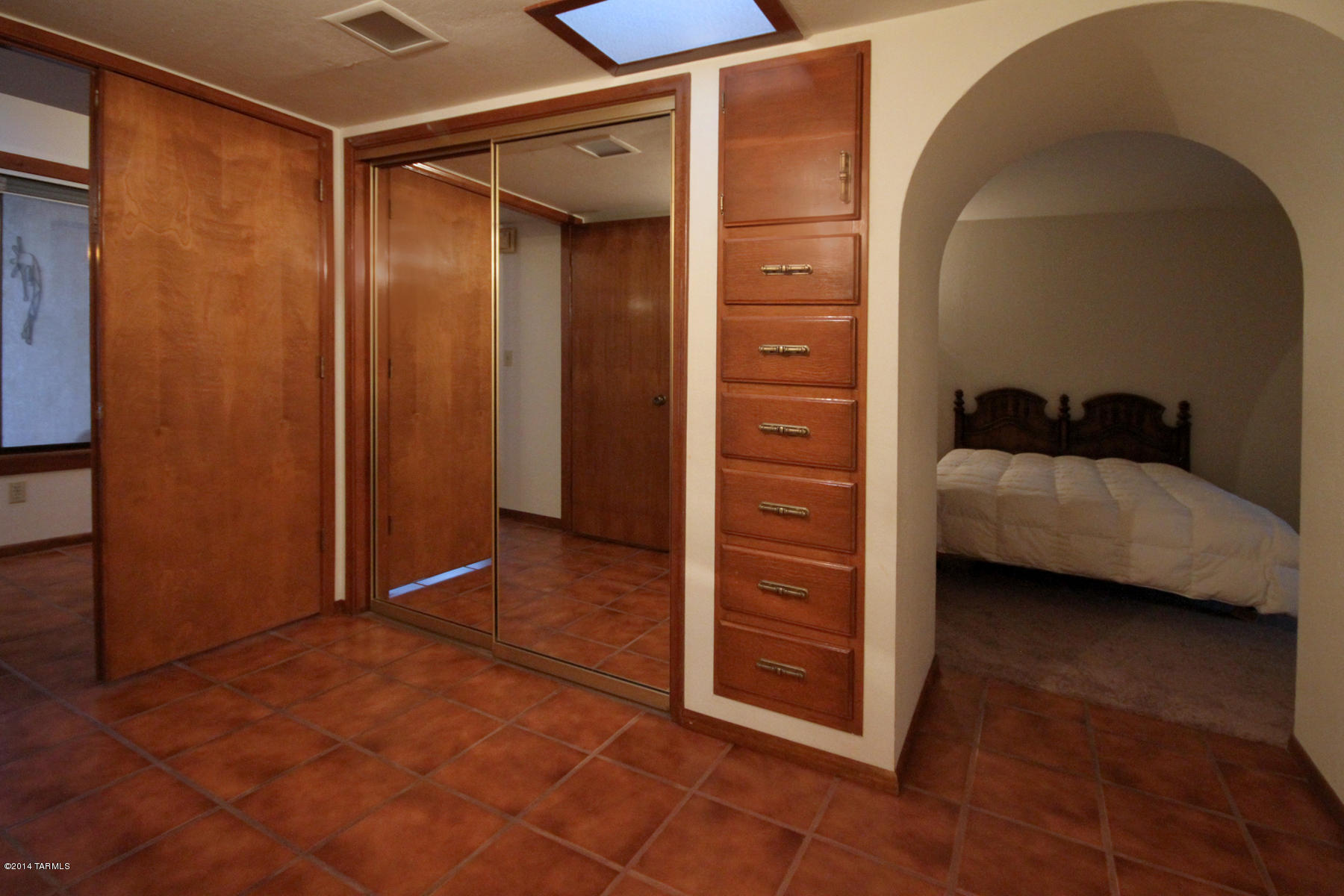 10882 East Escalante Road Tucson, AZ 85730 - Photo 22 of 29 Master Bath w/Built In Storage