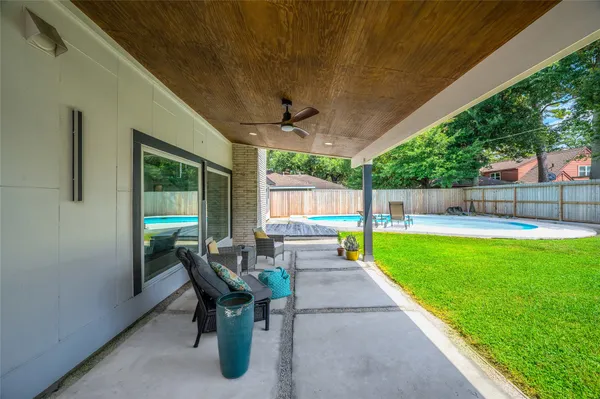 a view of a backyard