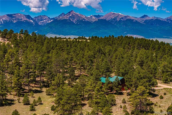 a view of a houses with a yard