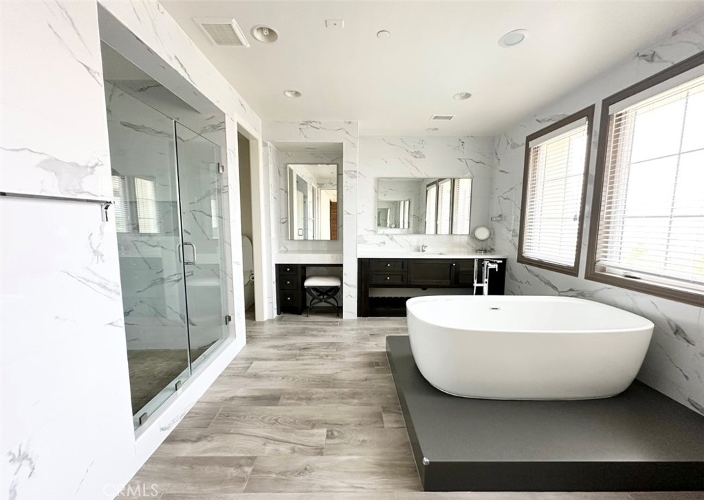 122 Scenic Crest Irvine, CA 92618 - Photo 38 of 68 a spacious bathroom with a double vanity sink mirror and bathtub