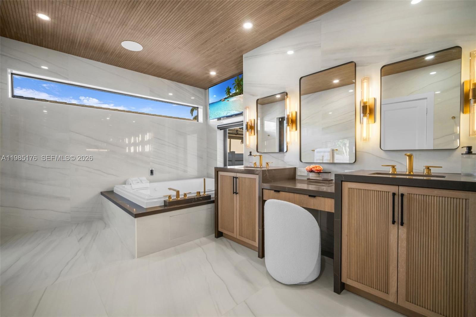 4430 Casper Court Hollywood, FL 33021 - Photo 21 of 64 a bathroom with a tub sink and mirror