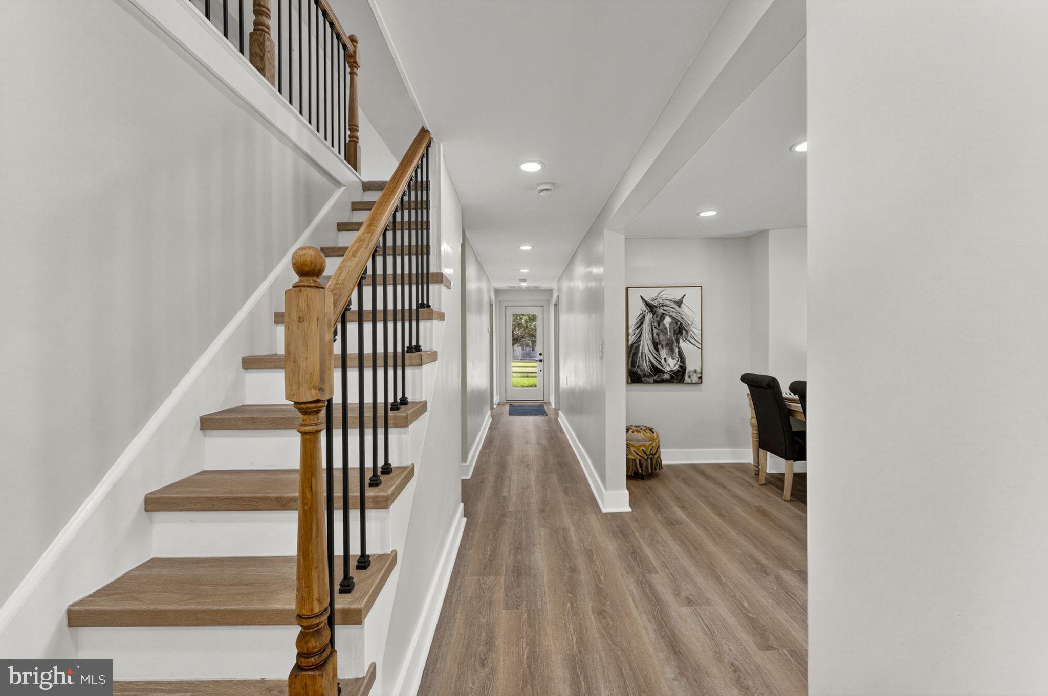 33960 Welbourne Road Upperville, VA 20184 - Photo 6 of 43 Inviting hallway with modern charm.