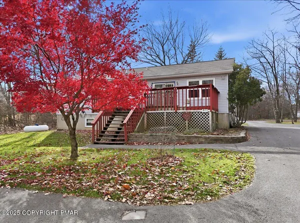 a view of a house with backyard