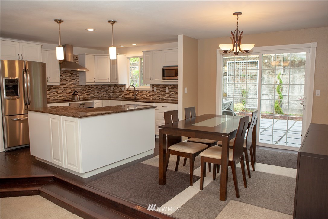 516 Edmonds Court Northeast Renton, WA 98056 - Photo 5 of 25