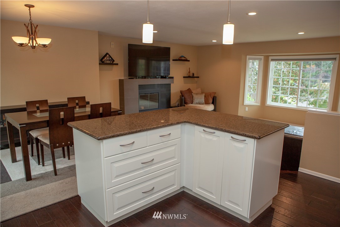 516 Edmonds Court Northeast Renton, WA 98056 - Photo 6 of 25