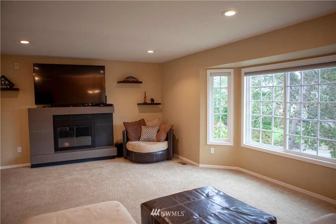516 Edmonds Court Northeast Renton, WA 98056 - Photo 7 of 25