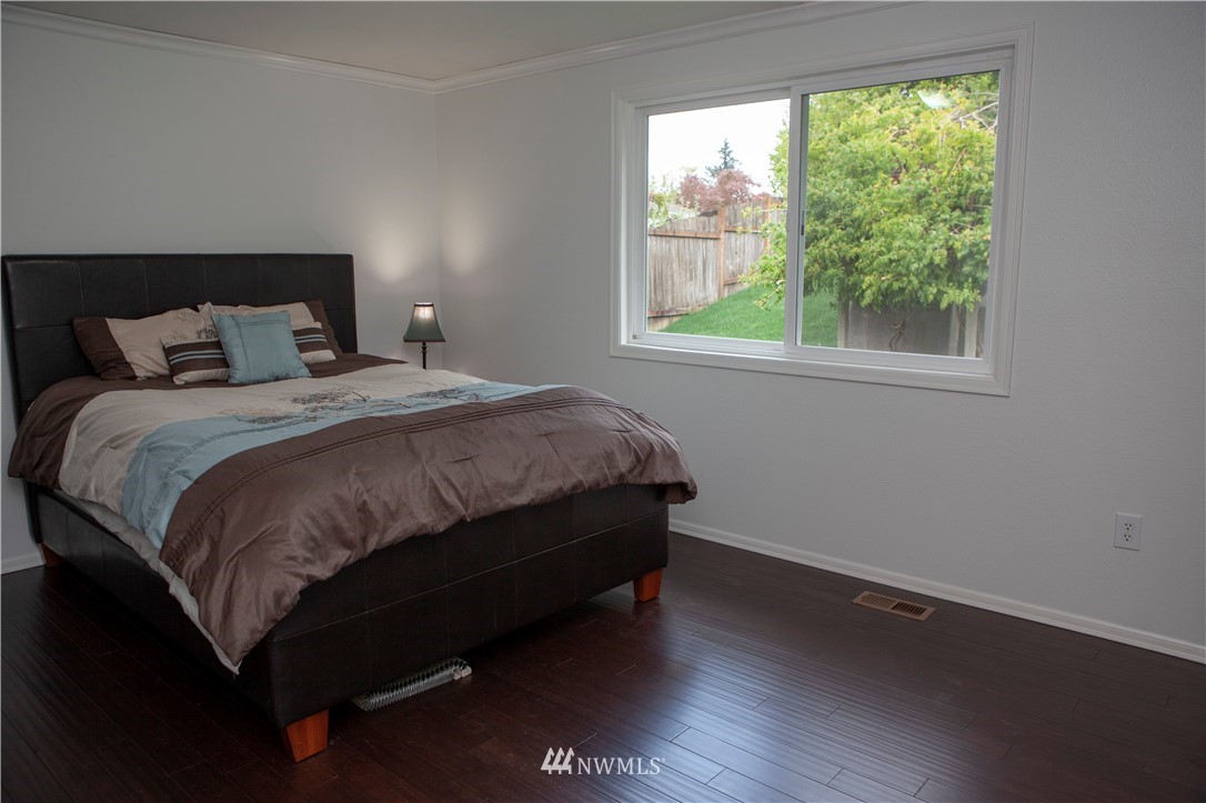 516 Edmonds Court Northeast Renton, WA 98056 - Photo 10 of 25