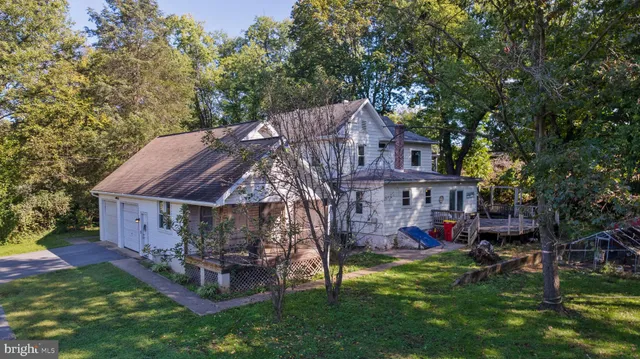 a view of house with a yard