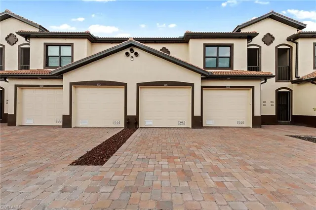 a view of garage yard