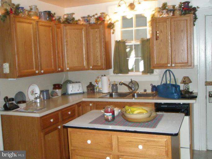 13098 Welty Road Waynesboro, PA 17268 - Photo 10 of 19 Kitchen