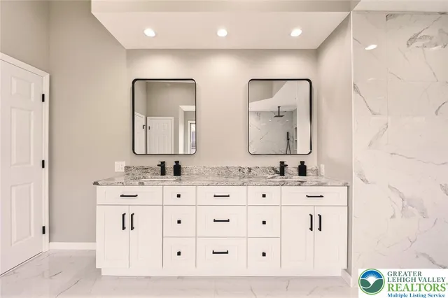 $949,900 | 2243 Oakwood Court, Fogelsville, PA 18051