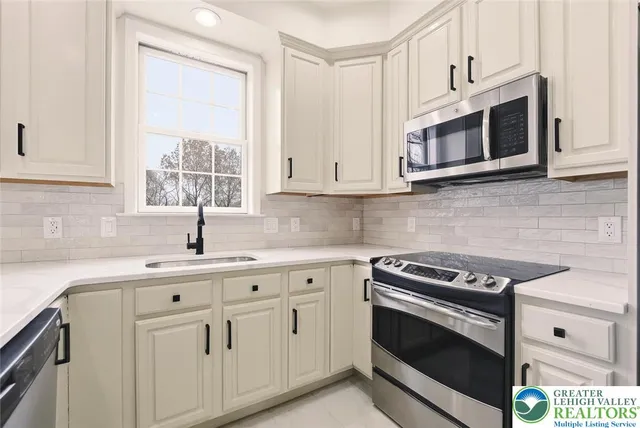 $949,900 | 2243 Oakwood Court, Fogelsville, PA 18051