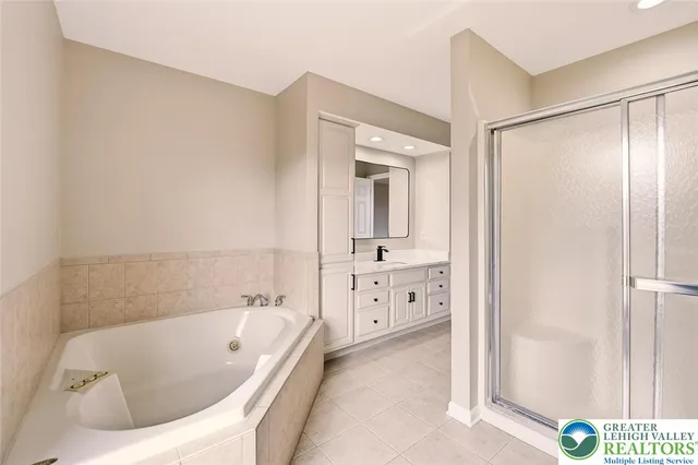 $949,900 | 2243 Oakwood Court, Fogelsville, PA 18051