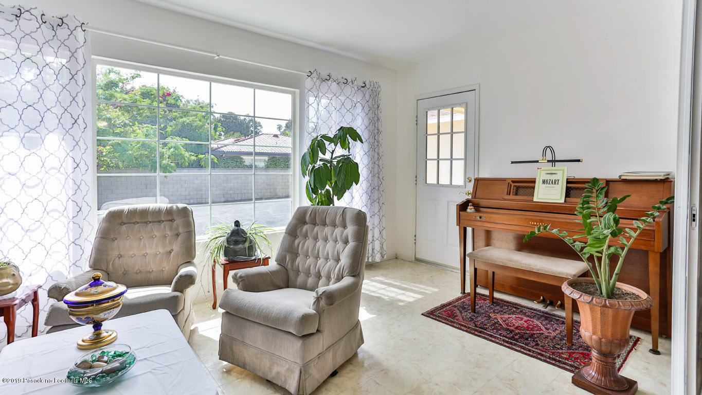 3810 Fairmeade Road Pasadena, CA 91107 - Photo 18 of 47 a living room with furniture and a window