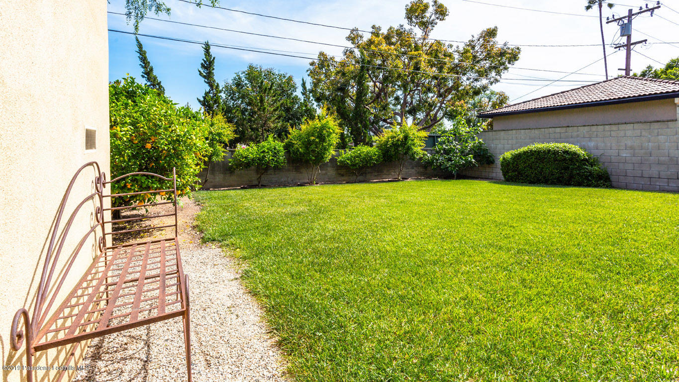 3810 Fairmeade Road Pasadena, CA 91107 - Photo 41 of 47 a view of a backyard with plants and a patio