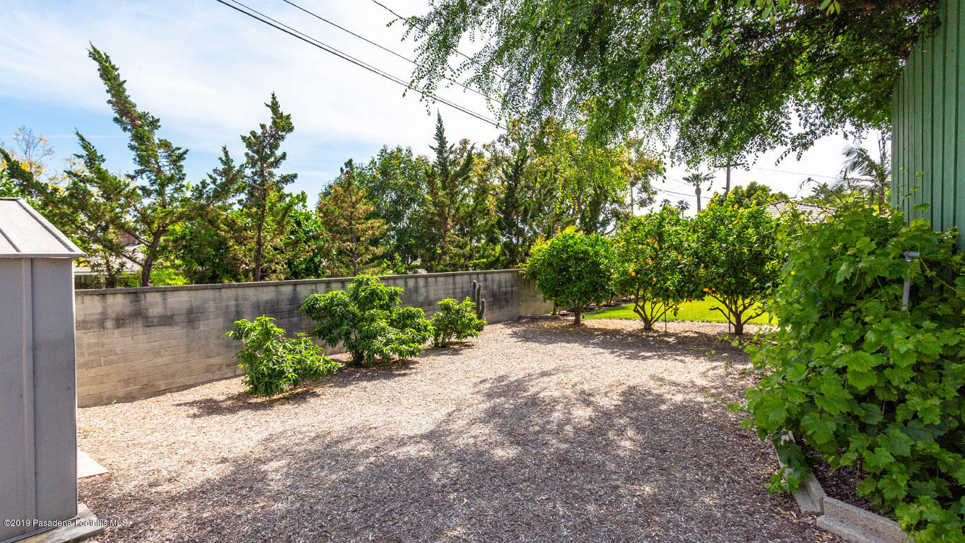 3810 Fairmeade Road Pasadena, CA 91107 - Photo 44 of 47 a backyard of a house with lots of green space