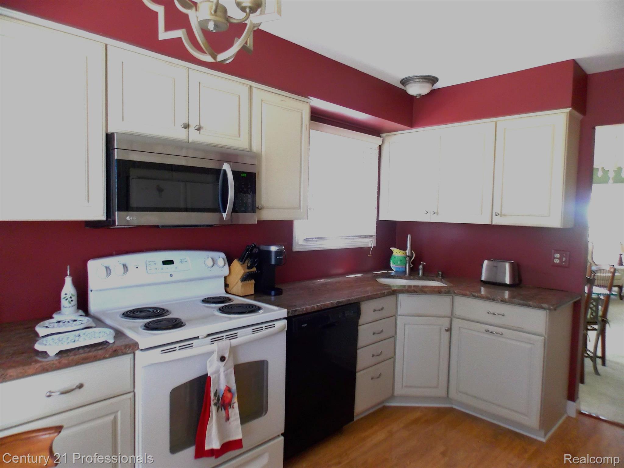 1580 Colony Drive Rochester, MI 48307 - Photo 13 of 28 Updated Cabinetry/Granite