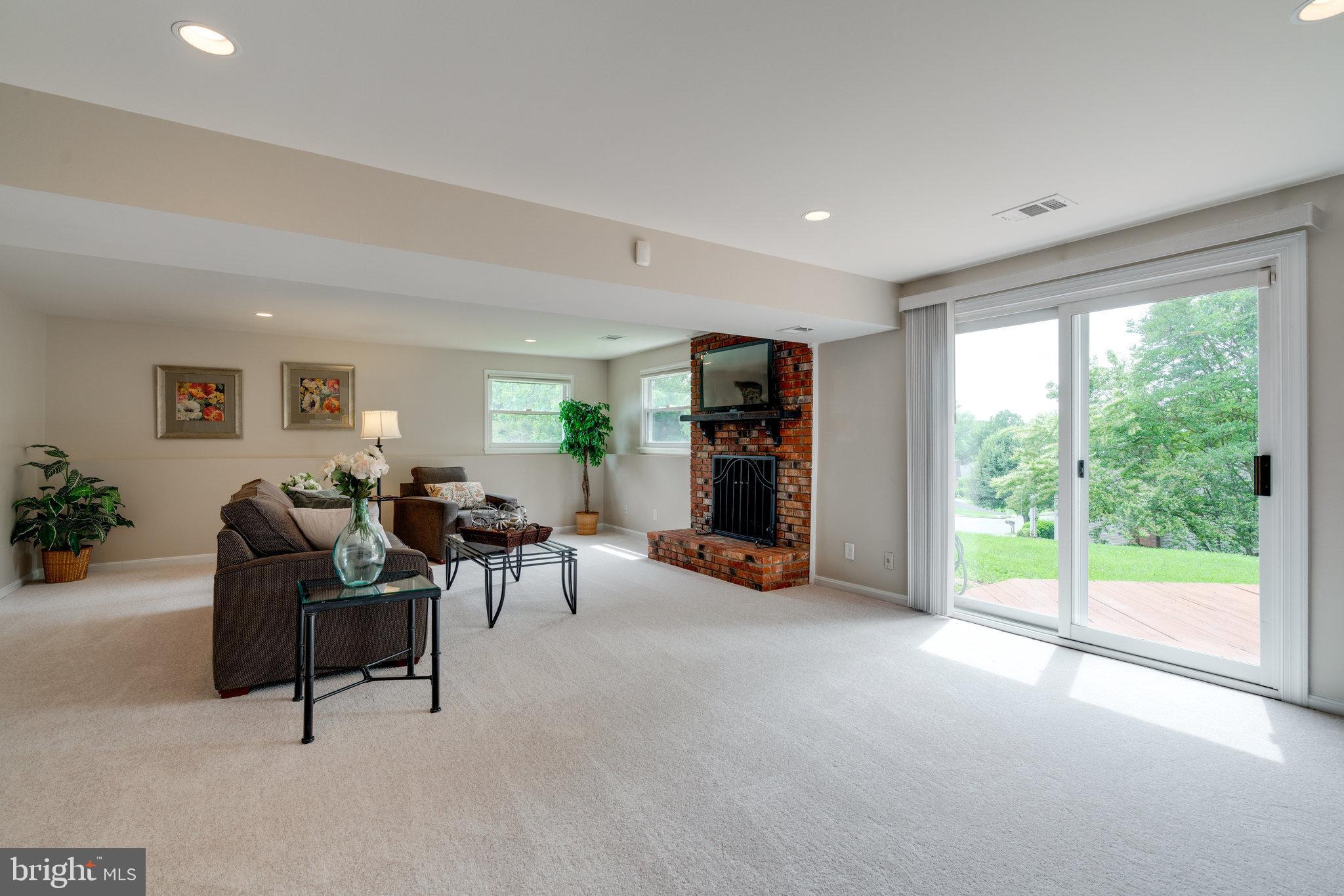 6926 Spur Road Springfield, VA 22153 - Photo 40 of 75 Tons of Space to Kick Up your Feet and Relax!