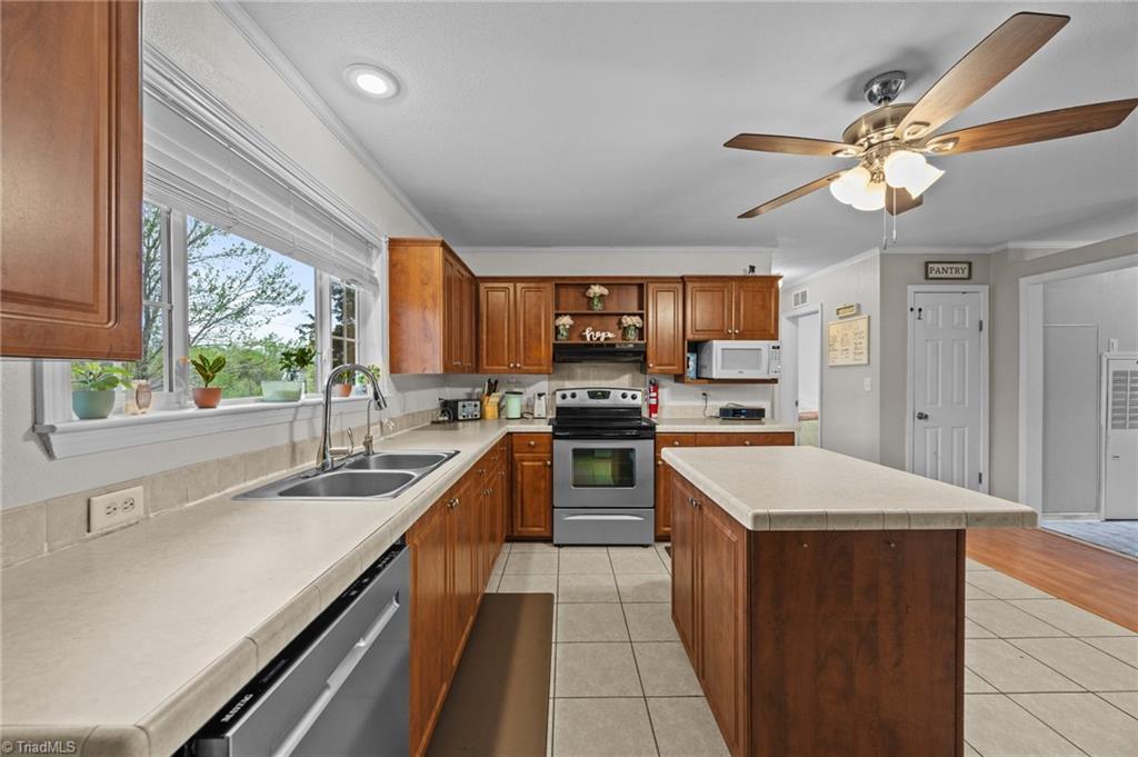 9027 Cook Farm Road Belews Creek, NC 27009 - Photo 3 of 43 Gallery Image 3