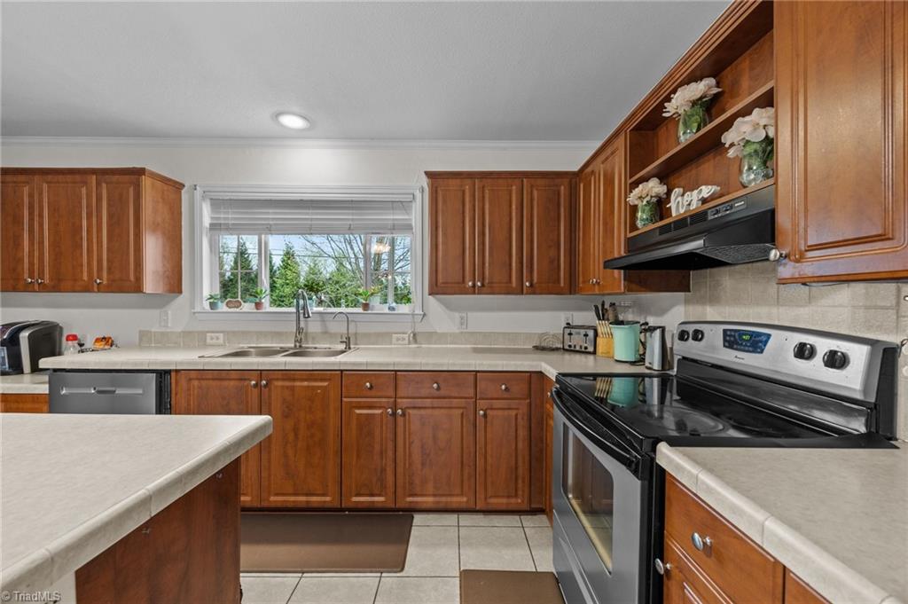 9027 Cook Farm Road Belews Creek, NC 27009 - Photo 5 of 43 Gallery Image 5