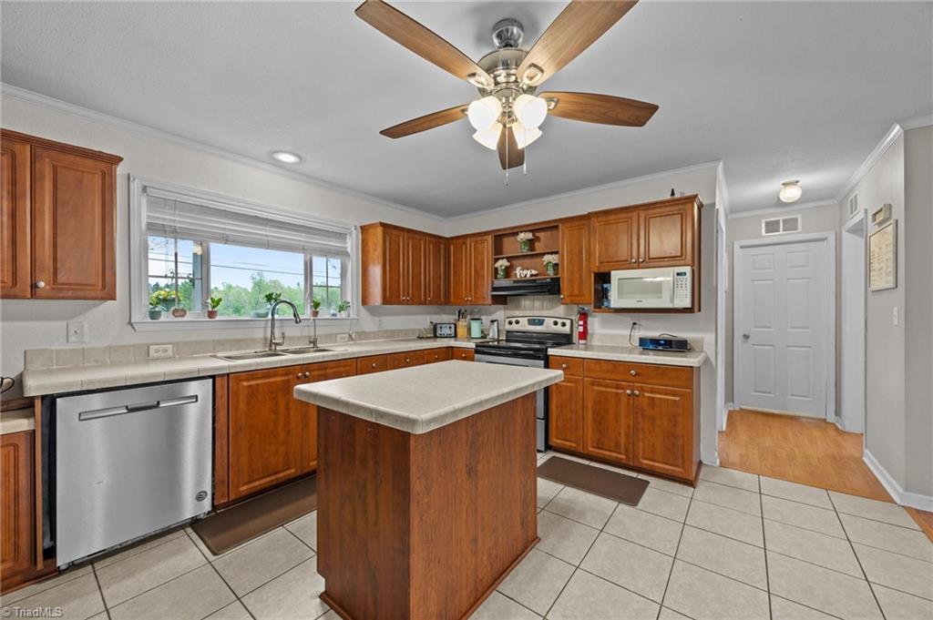 9027 Cook Farm Road Belews Creek, NC 27009 - Photo 7 of 43 Gallery Image 7