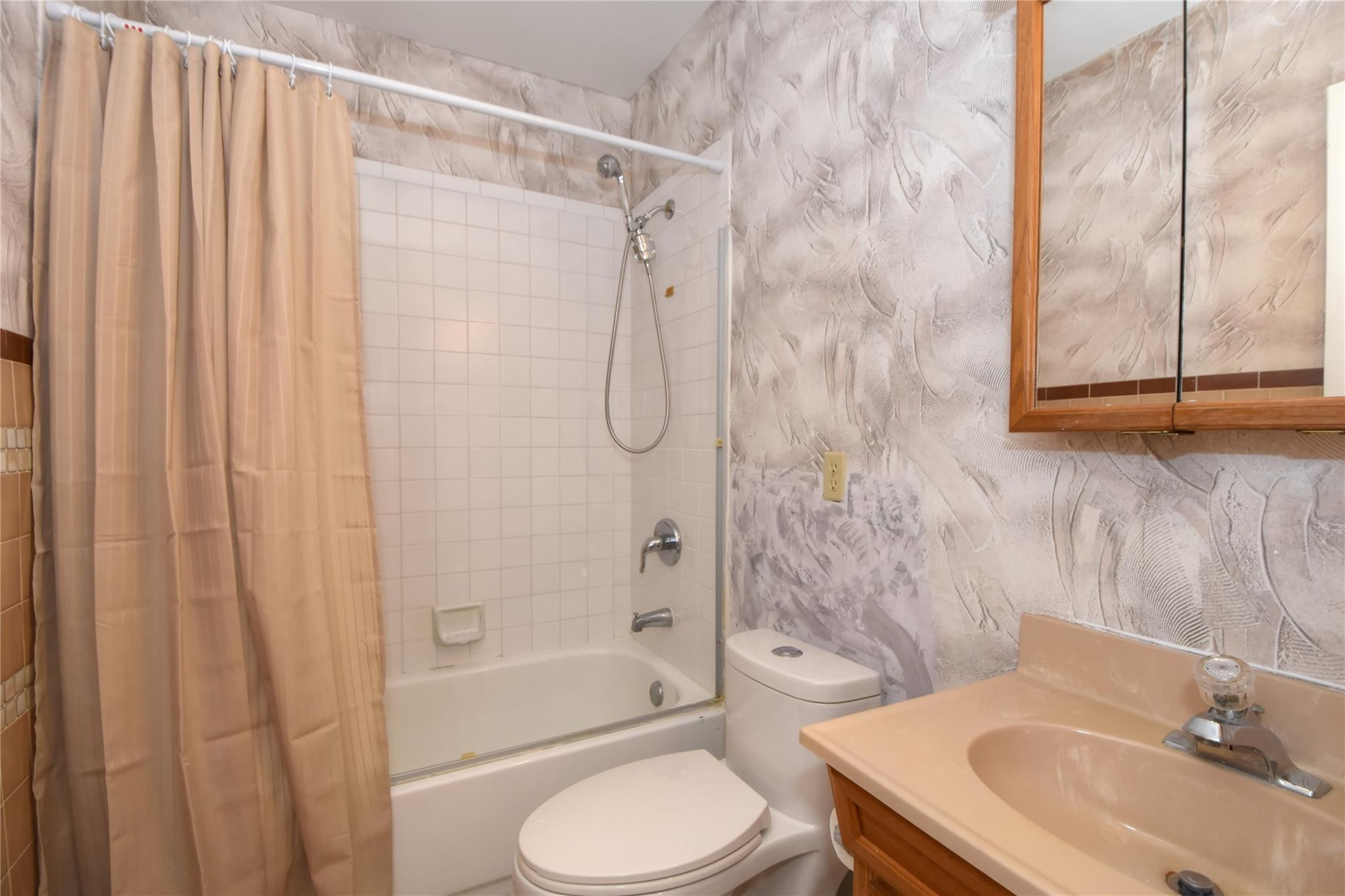 5467 Gate Lake Road, Unit 5467 Tamarac, FL 33319 - Photo 43 of 57 Guest bath