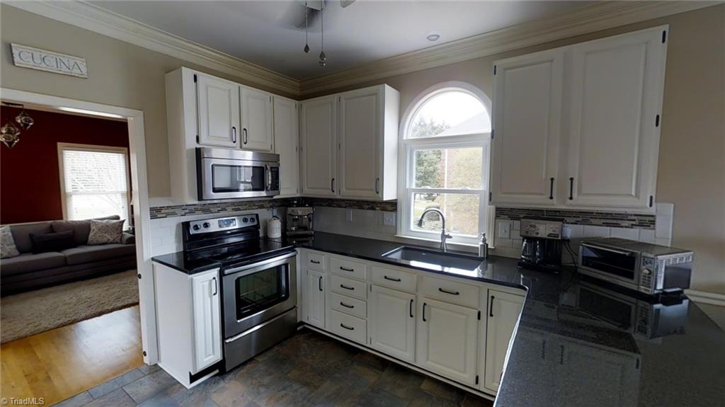 8048 Glengarriff Road Clemmons, NC 27012 - Photo 8 of 22 Gallery Image 8