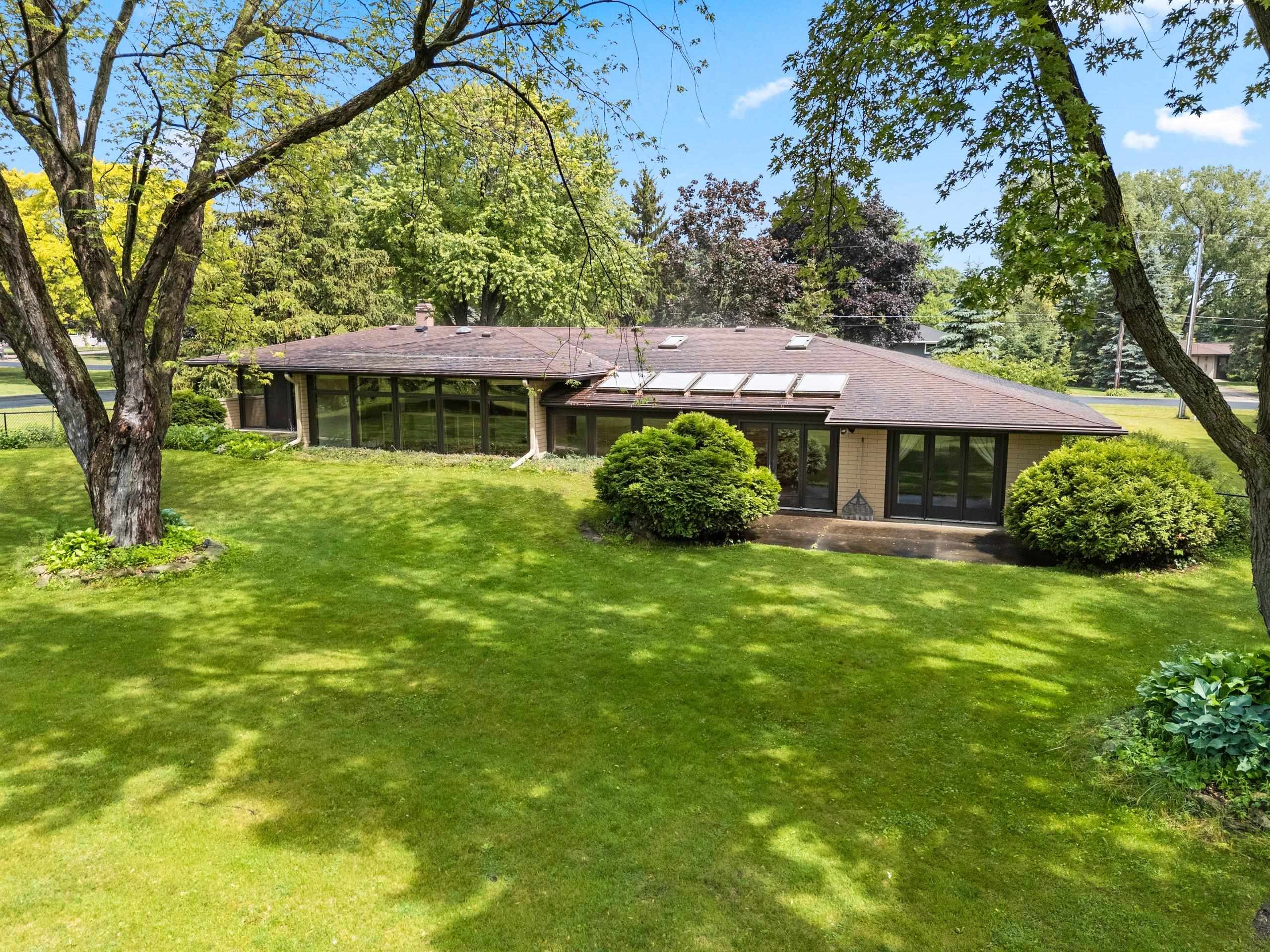 5531 Long Court Appleton, WI 54914 - Photo 3 of 60