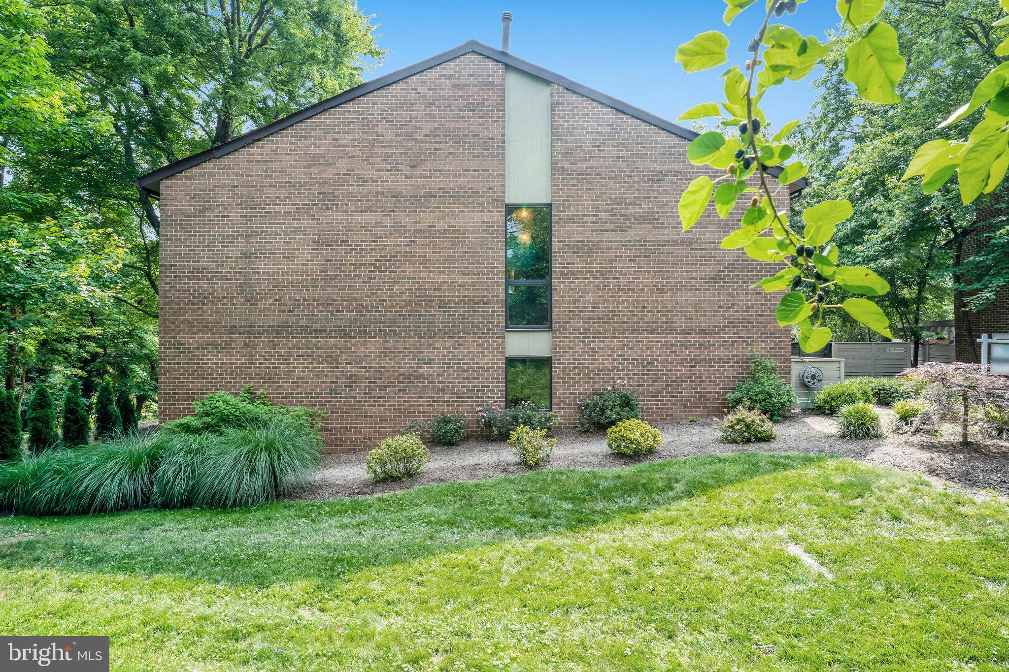 11784 Indian Ridge Road Reston, VA 20191 - Photo 3 of 44 a backyard of a house with lots of green space