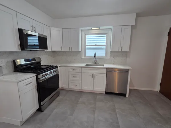 $3,000 | 777 Montgomery Street, Unit 1, Jersey City, NJ 07306