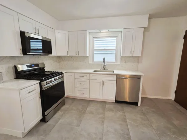 $3,000 | 777 Montgomery Street, Unit 1, Jersey City, NJ 07306