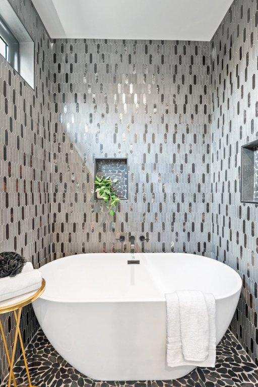 4407 Merle Drive, Unit B Austin, TX 78745 - Photo 24 of 38 a view of a bathtub in a bathroom