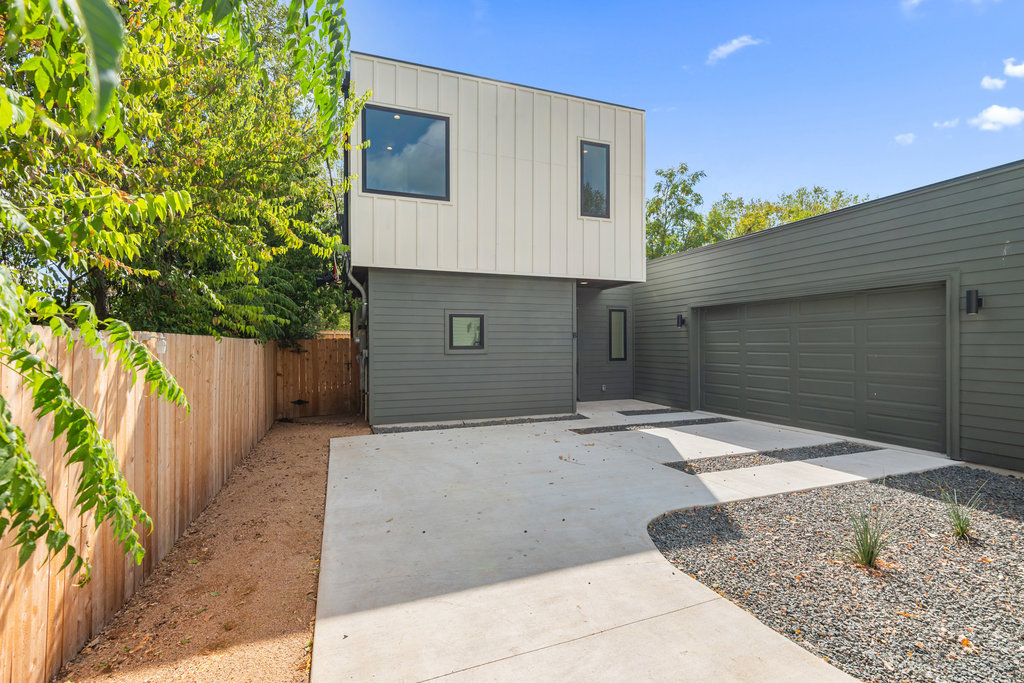 4407 Merle Drive, Unit B Austin, TX 78745 - Photo 37 of 38 a backyard of a house