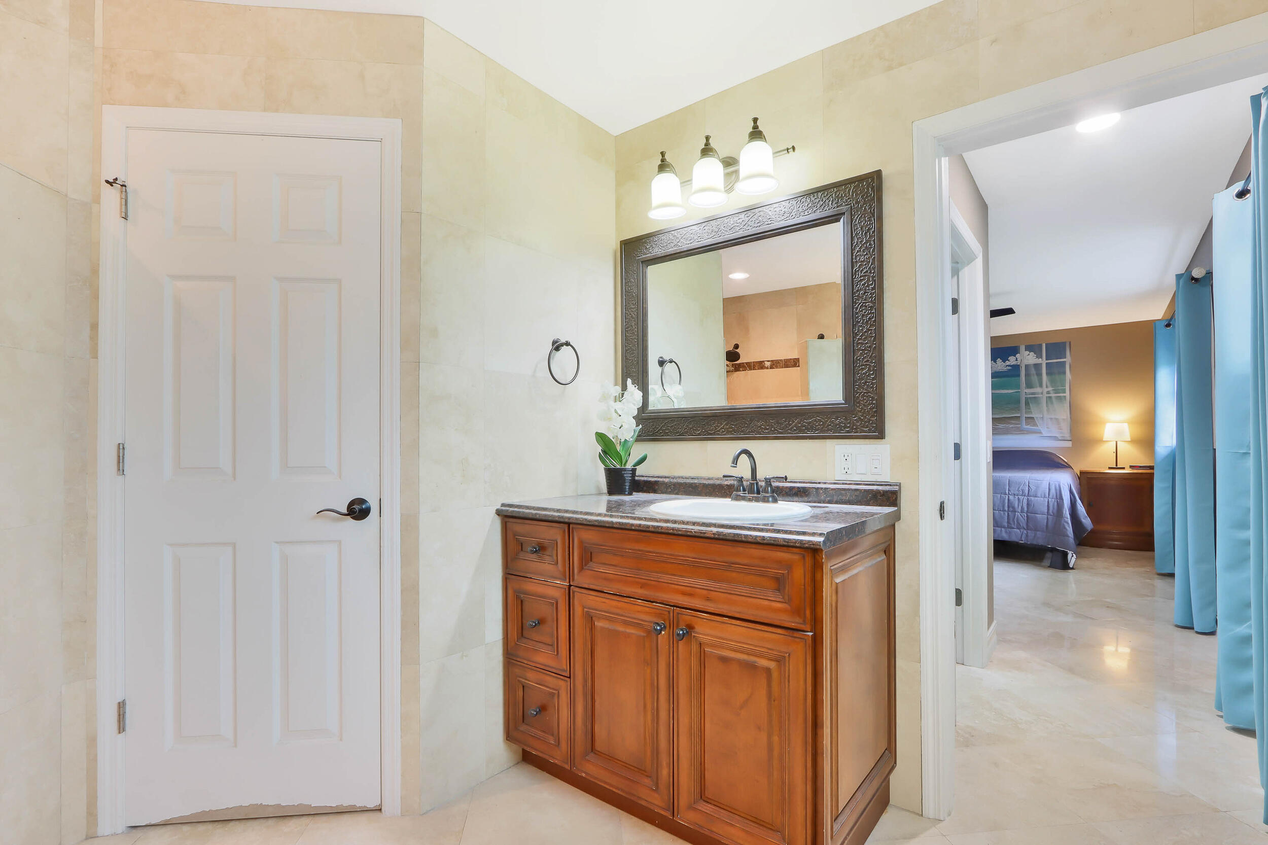 5512 Southeast Nassau Terrace Stuart, FL 34997 - Photo 17 of 24 a en suite bathroom with a sink and a mirror