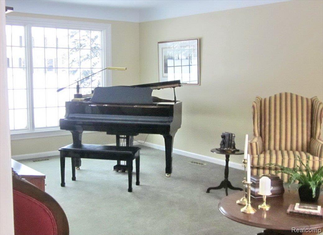 5595 Raven Road Bloomfield Hills, MI 48301 - Photo 5 of 25 Living Room