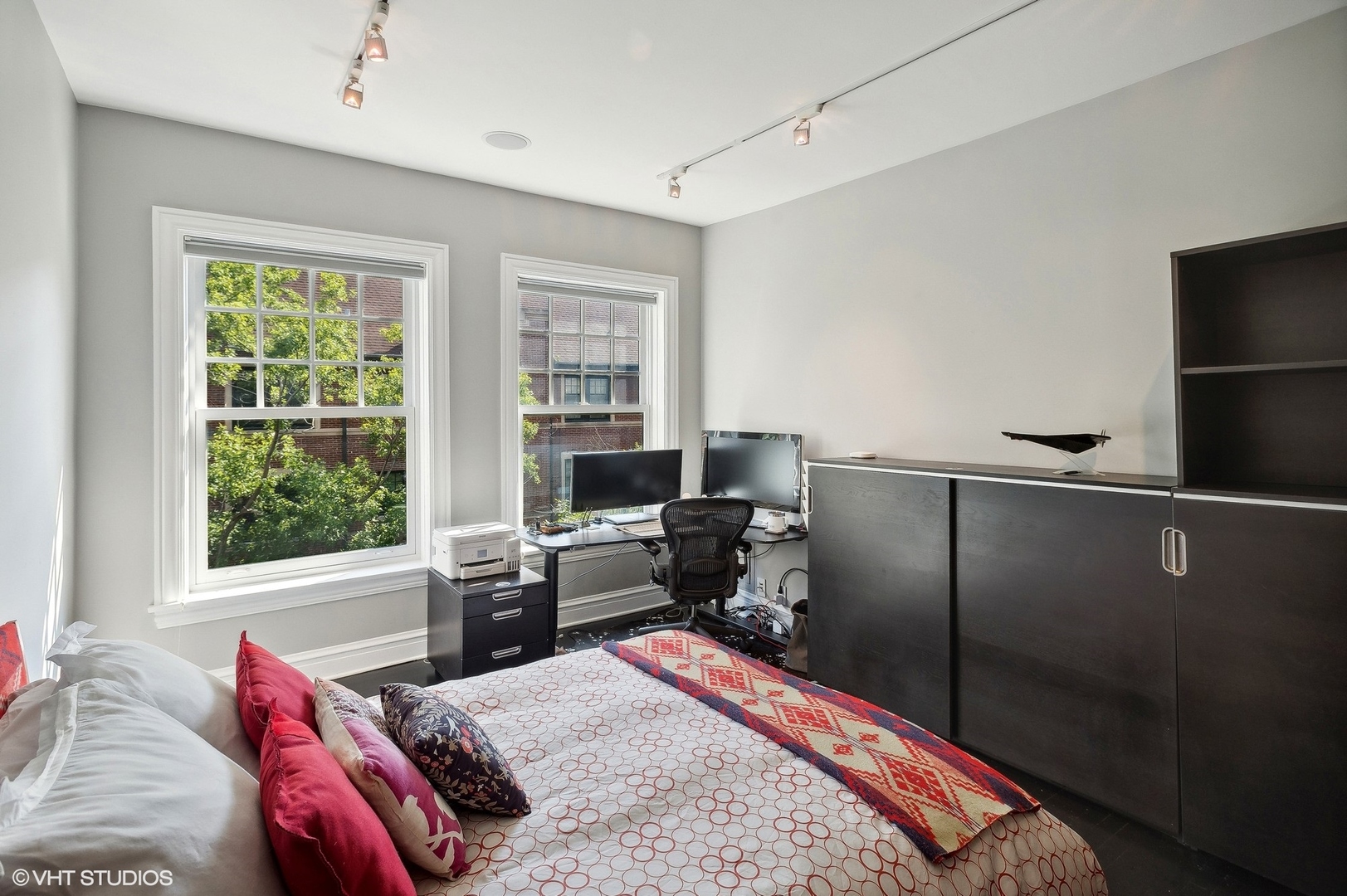 400 West Briar Place, Unit 3C Chicago, IL 60657 - Photo 15 of 21 a bedroom with a bed and a window