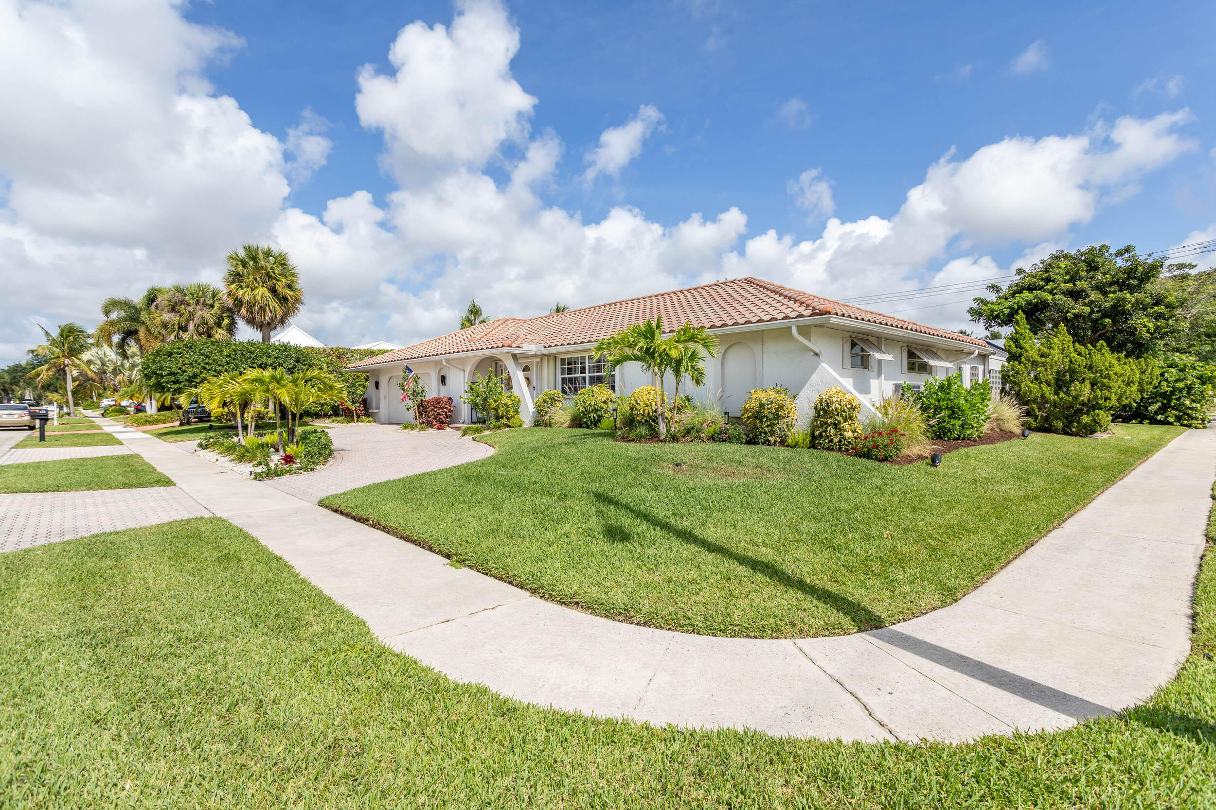 911 Southwest 17th Street Boca Raton, FL 33486 - Photo 2 of 44 Right Corner