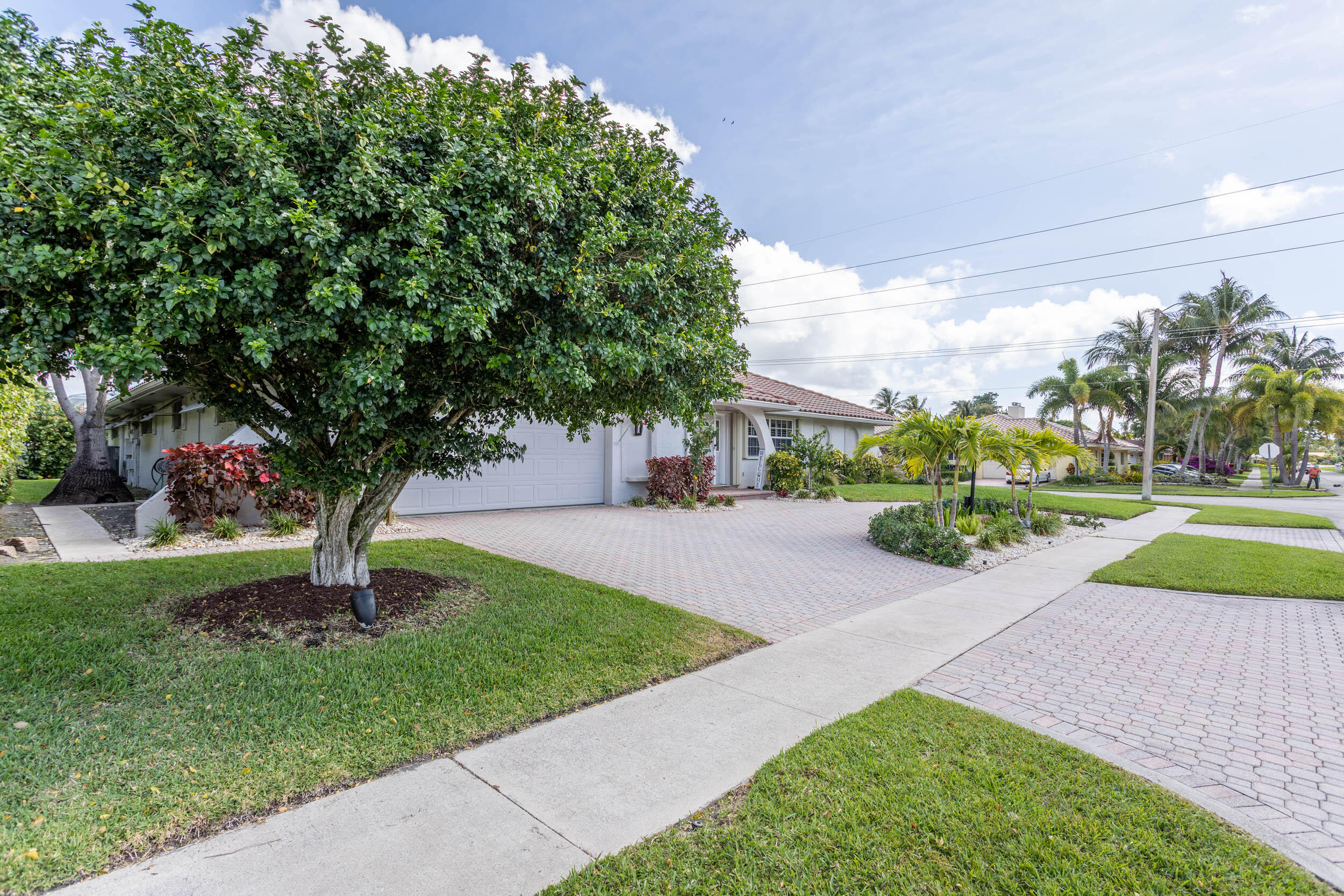 911 Southwest 17th Street Boca Raton, FL 33486 - Photo 3 of 44 Left side