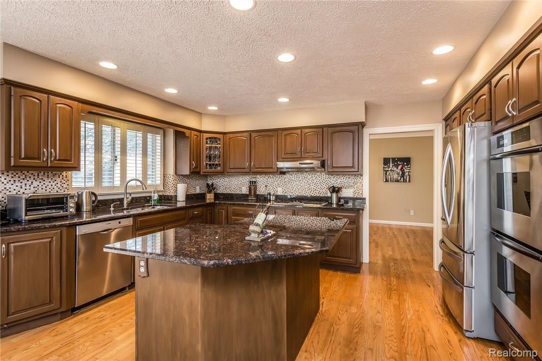 865 Box Canyon Court Rochester, MI 48309 - Photo 12 of 51 012-Kitchen-3748168-medium.jpg