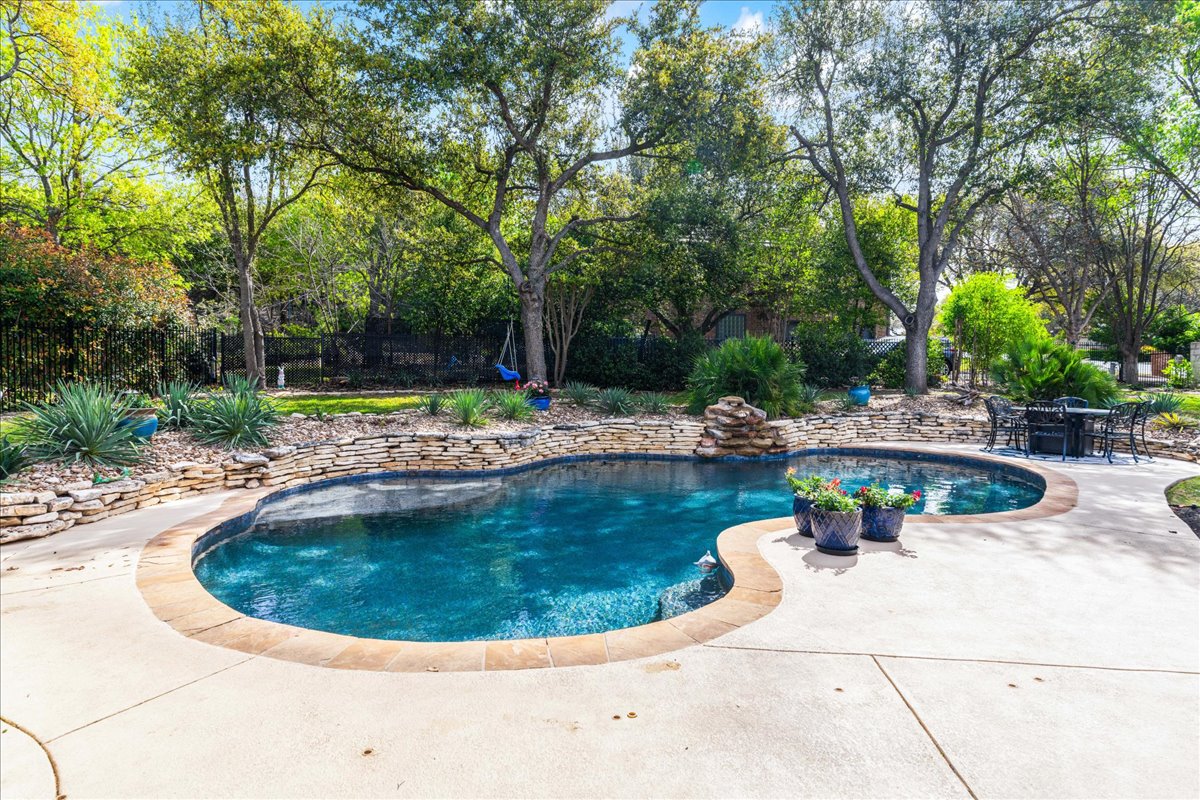 58 Cottondale Road The Hills, TX 78738 - Photo 32 of 40 a view of a swimming pool with stove