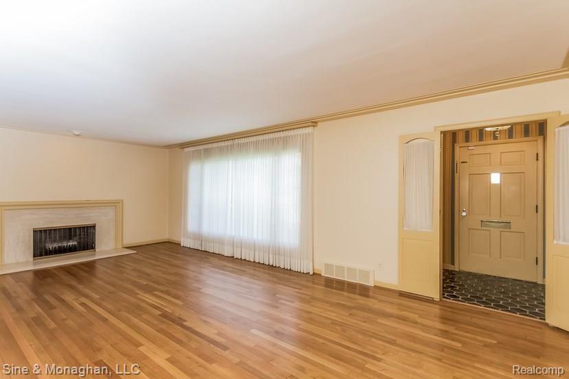 21 Hawthorne Road Grosse Pointe, MI 48236 - Photo 12 of 80 006-Living_Room-2094158-small.jpg
