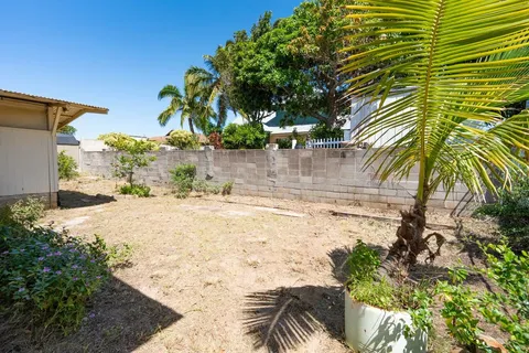 a view of back yard of the house