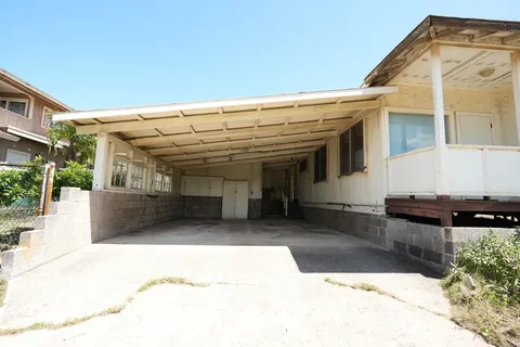 a view of a white building