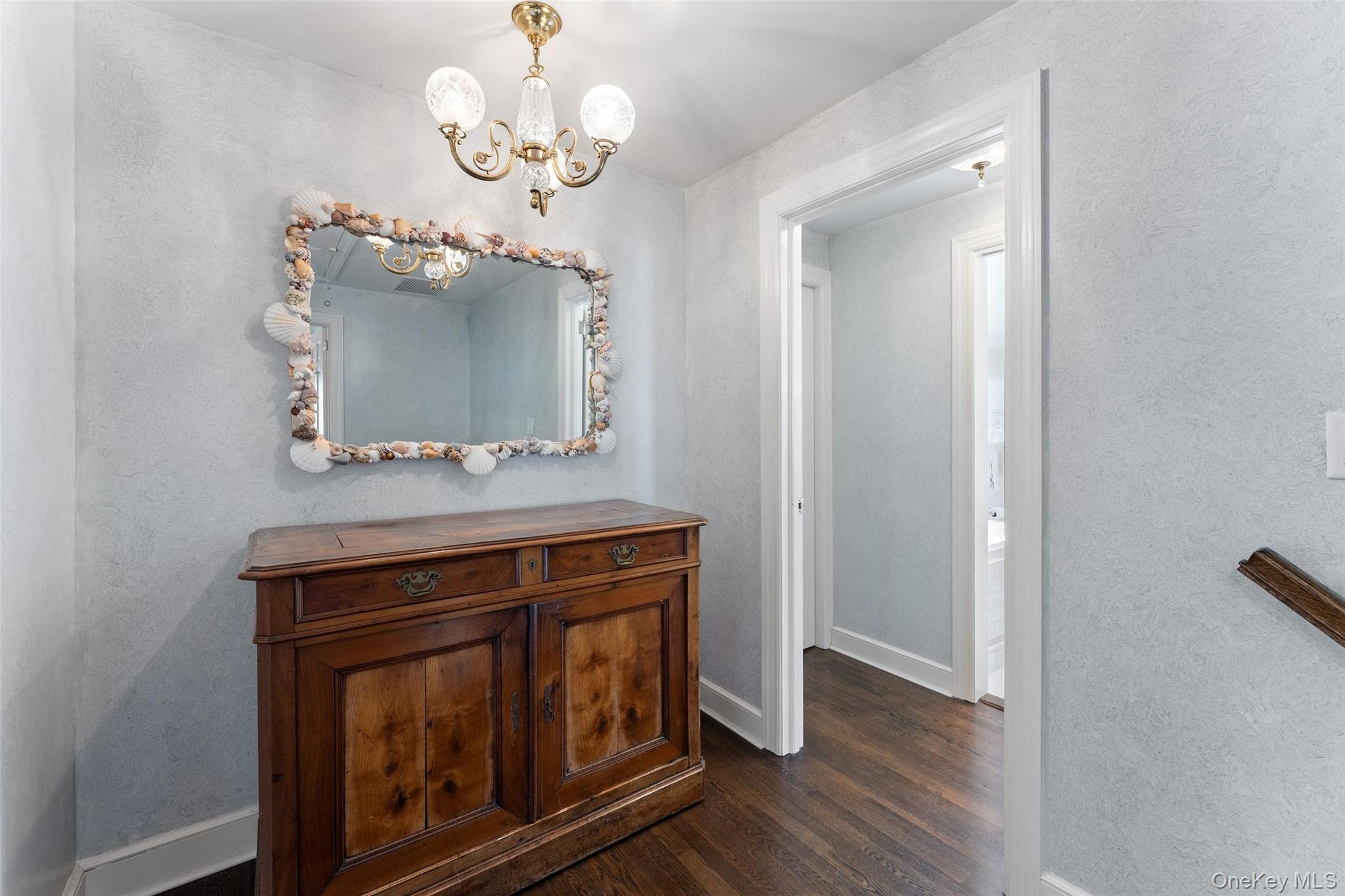 44 Sprague Road Scarsdale, NY 10583 - Photo 15 of 36 Gracious landing on 2nd floor