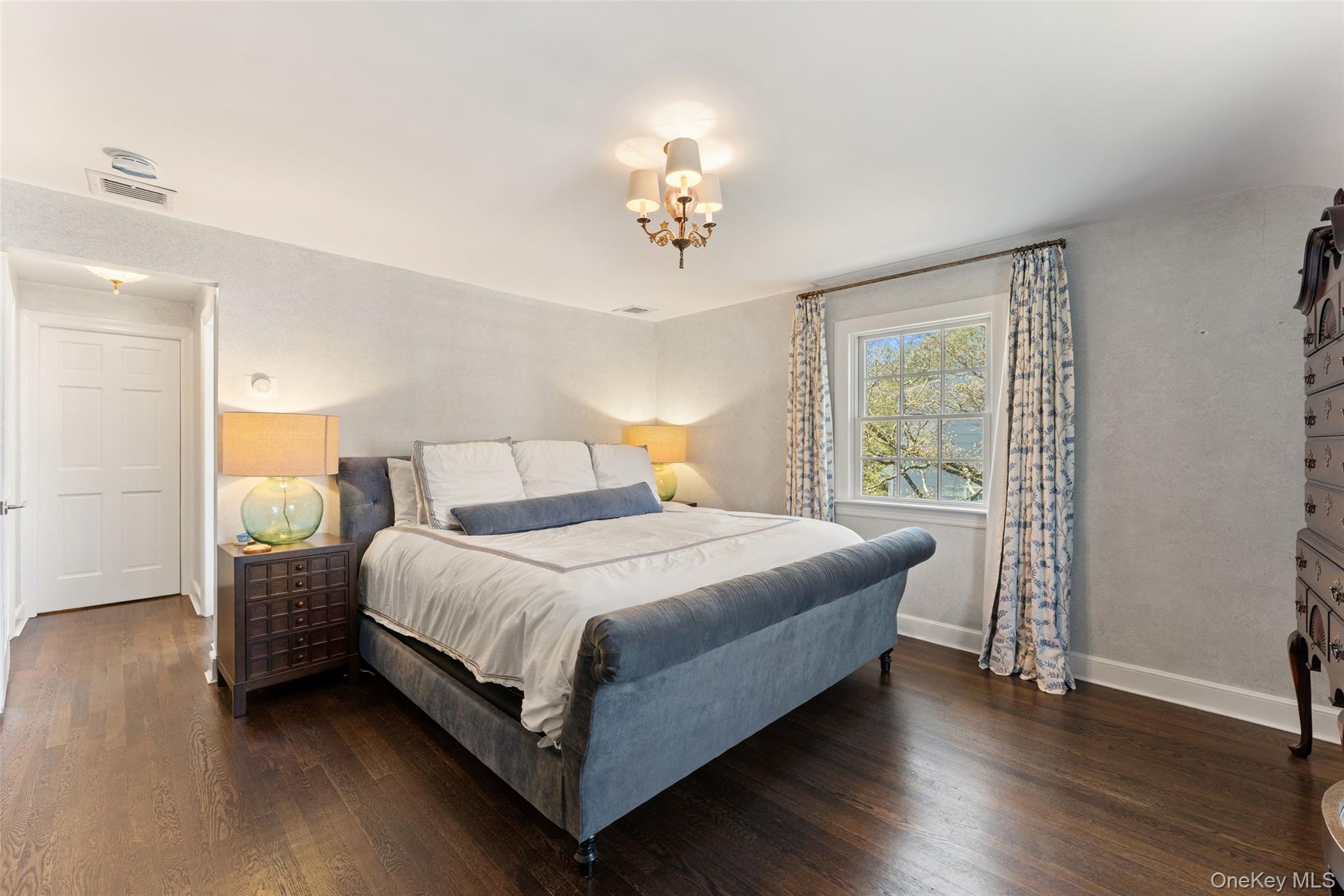 44 Sprague Road Scarsdale, NY 10583 - Photo 16 of 36 Gorgeous primary suite